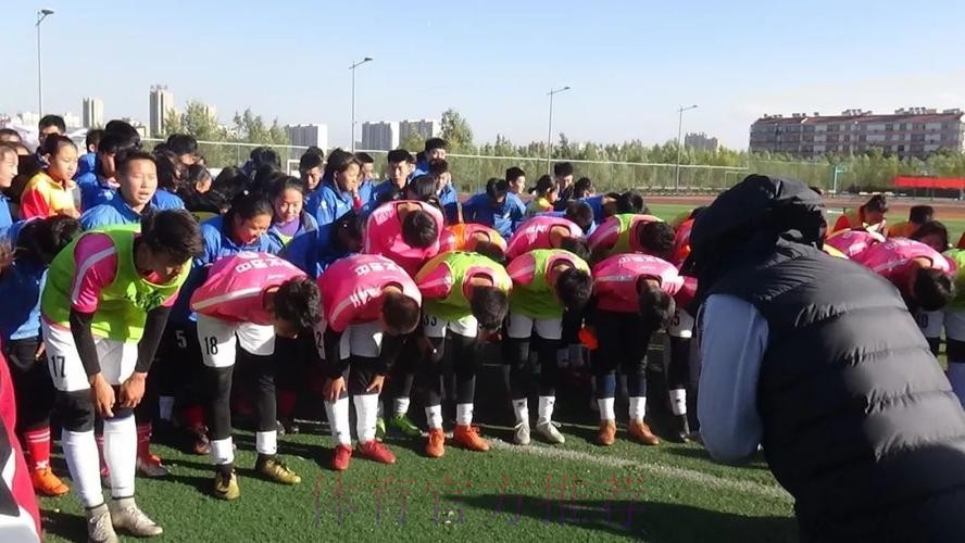 管道桥下的青少年足球俱乐部 迎来了中国足球名宿辅导团 管道桥下的青少年足球俱乐部 迎来了中国足球名宿辅导团